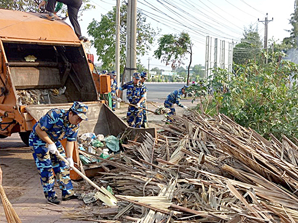 Cán bộ, đoàn viên Hải đoàn 129 thu gom rác thải tại phường 12, TP. Vũng Tàu.