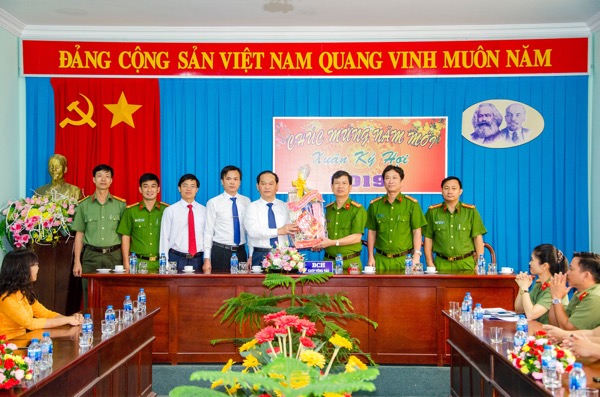 Đồng chí Mai Ngọc Thuận, Ủy viên Ban Thường vụ Tỉnh ủy, Bí thư Thành ủy, Chủ tịch HĐND TP.Vũng Tàu chúc Tết, tặng quà cán bộ, chiến sĩ Công an TP.Vũng Tàu.