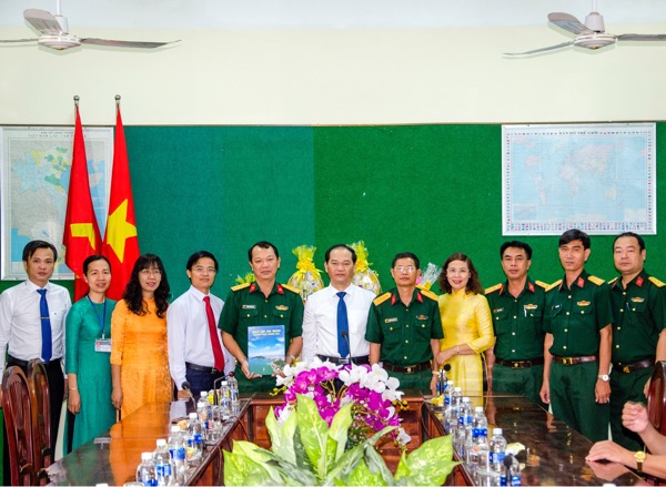 Đồng chí Mai Ngọc Thuận, Ủy viên Ban Thường vụ Tỉnh ủy, Bí thư Thành ủy, Chủ tịch HĐND TP.Vũng Tàu chúc Tết, tặng quà cán bộ, chiến sĩ Ban Chỉ huy Quân sự TP.Vũng Tàu.