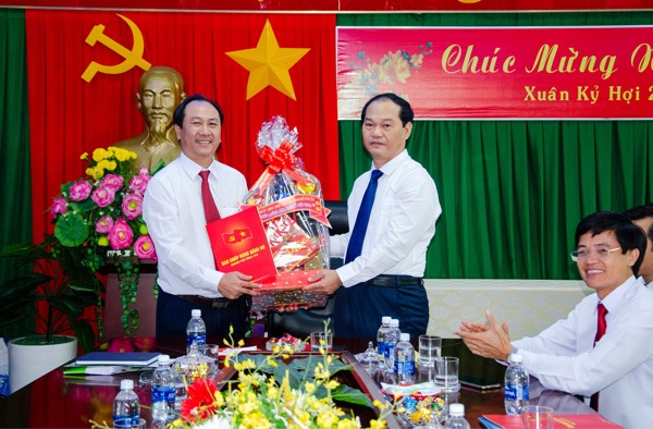 Đồng chí Mai Ngọc Thuận, Ủy viên Ban Thường vụ Tỉnh ủy, Bí thư Thành ủy, Chủ tịch HĐND TP.Vũng Tàu chúc Tết, tặng quà Ban Giám đốc Công ty CP dịch vụ Môi trường và Công trình đô thị Vũng Tàu.