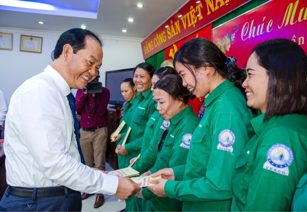 Đồng chí Mai Ngọc Thuận, Ủy viên Ban Thường vụ Tỉnh ủy, Bí thư Thành ủy, Chủ tịch HĐND TP.Vũng Tàu lì xì Tết cho người lao động có hoàn cảnh khó khăn tại Công ty CP dịch vụ Môi trường và Công trình đô thị Vũng Tàu.