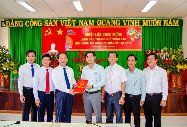 Đồng chí Mai Ngọc Thuận, Ủy viên Ban Thường vụ Tỉnh ủy, Bí thư Thành ủy, Chủ tịch HĐND TP.Vũng Tàu thăm, chúc Tết Ban Giám đốc Công ty CP Phát triển Công viên cây xanh và Đô thị Vũng Tàu.