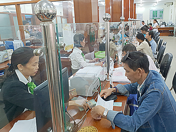 Khách hàng giao dịch tại Vietcombank, chi nhánh Vũng Tàu.