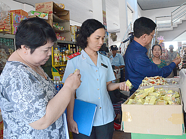 Đoàn kiểm tra Sở Công thương kiểm tra nhãn mác hàng hóa tại chợ Long Điền.