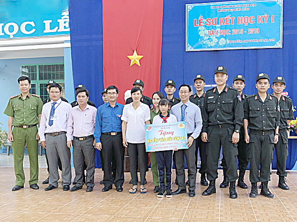 Đại diện Tỉnh Đoàn và Đoàn Công an tỉnh trao quyết định nhận đỡ đầu cho em Nguyễn Thị Mỹ Diệp.
