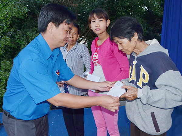 Anh Lê Văn Minh, Bí thư Tỉnh Đoàn trao quà cho hộ nghèo xã Kim Long, huyện Châu Đức. Ảnh: MINH NHÂN