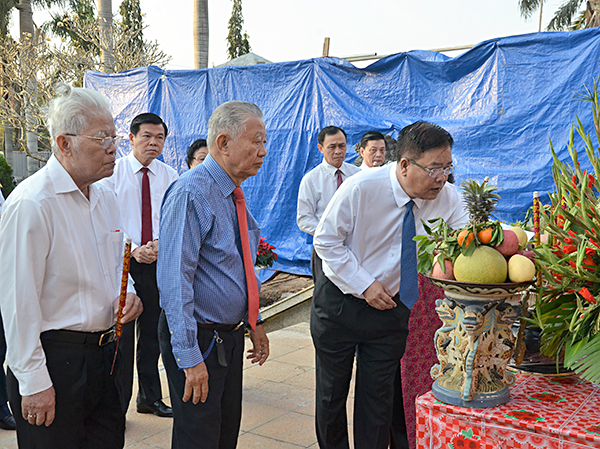 Các đại biểu thắp hương tại Đền thờ Liệt sĩ.
