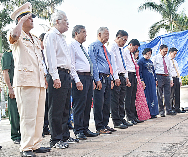 Các đồng chí lãnh đạo tỉnh dành một phút mặc niệm tưởng nhớ các Anh hùng Liệt sĩ.