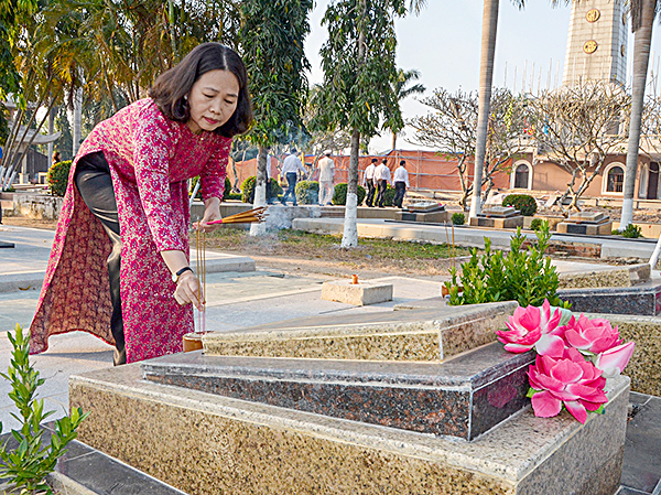 Đồng chí Nguyễn Thị Yến, Phó Bí thư Thường trực Tỉnh ủy, Trưởng Đoàn đại biểu Quốc hội tỉnh thắp hương trên các phần mộ liệt sĩ.