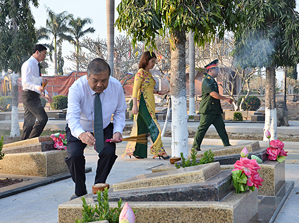 Đồng chí Bùi Thanh Nghĩa, Ủy viên Ban Thường vụ Tỉnh ủy, Chủ tịch UBMTTQVN tỉnh thắp hương trên các phần mộ liệt sĩ.