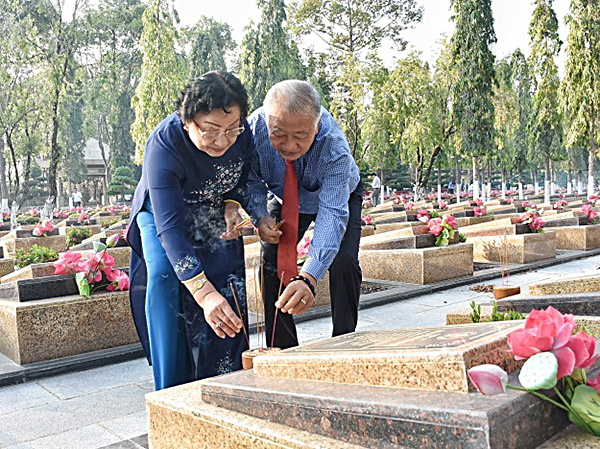 Các đồng chí: Trần Văn Khánh, nguyên Bí thư Tỉnh ủy BR-VT; Phạm Thị Sơn, nguyên Ủy viên Trung ương Đảng, Phó Chủ tịch Trung ương Hội Người cao tuổi Việt Nam thắp nhang trên các phần mộ liệt sĩ.