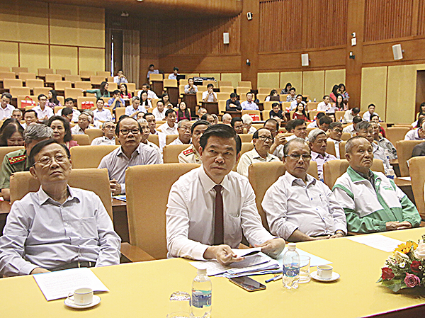 Các đại biểu tham dự buổi họp mặt. 