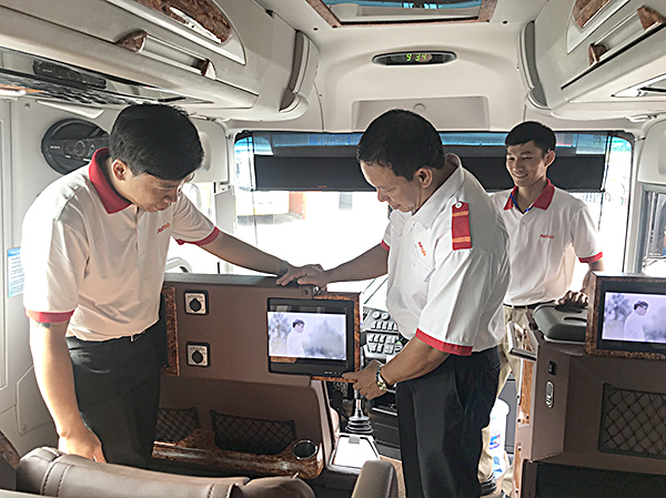 Nhân viên hãng xe buýt “5 sao” giới thiệu về các dịch vụ giải trí trên xe.