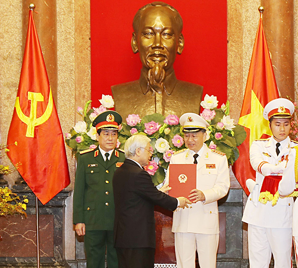 Tổng Bí thư, Chủ tịch nước Nguyễn Phú Trọng trao Quyết định phong quân hàm Đại tướng cho đồng chí Tô Lâm, Ủy viên Bộ Chính trị, Bộ trưởng Bộ Công an. Ảnh: TRÍ DŨNG