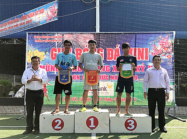 Ông Phan Gia Cảng (bìa trái), Phó Giám đốc Trung tâm VHTT-TT huyện Châu Đức trao giải cho các đội.