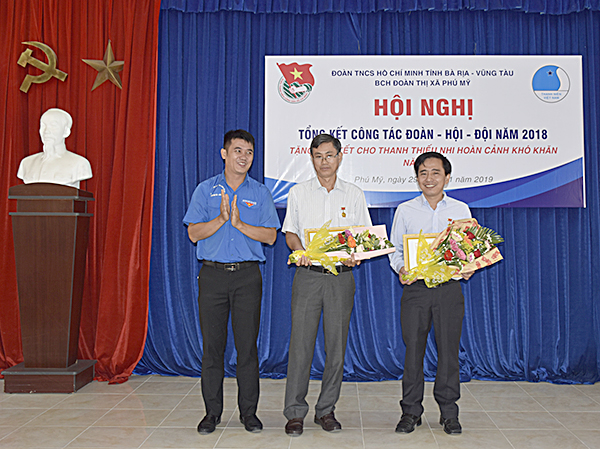 Đại diện Tỉnh Đoàn trao Kỷ niệm chương “Vì thế hệ trẻ” cho 2 cựu cán bộ Đoàn TX. Phú Mỹ tại hội nghị tổng kết công tác Đoàn - Hội - Đội năm 2018. 