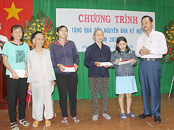 Ông Phạm Văn Triêm (bìa phải), Chủ tịch HĐQT Công ty CP Đầu tư và Xây dựng Tân Phước Thịnh tặng quà cho các hộ nghèo ở phường 5, TP. Vũng Tàu.