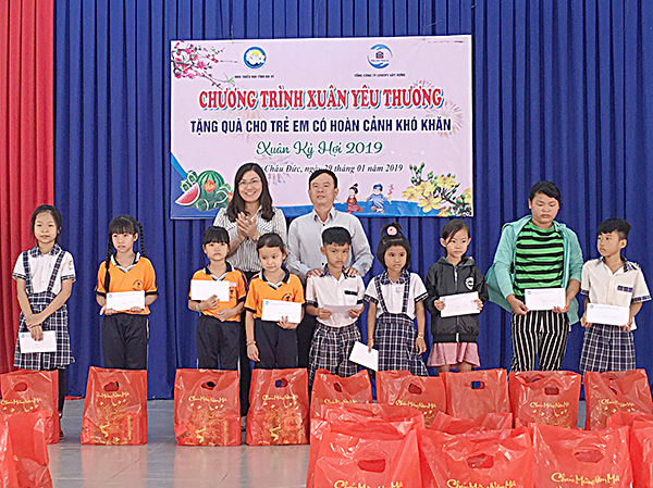 Đại diện Nhà Thiếu nhi tỉnh và DIC GROUP trao quà Tết cho trẻ em nghèo xã Cù Bị, huyện Châu Đức. Ảnh: MINH NHÂN