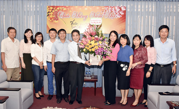 Đồng chí Hoàng Văn Định, Phó Giám đốc Sở Thông tin - Truyền thông chúc Tết Báo Bà Rịa-Vũng Tàu.