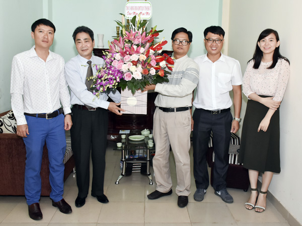 Đồng chí Hoàng Văn Định, Phó Giám đốc Sở Thông tin - Truyền thông chúc Tết Cơ quan thường trú Báo Nhân dân tại BR-VT.