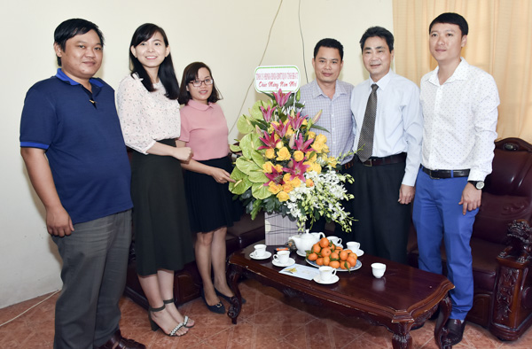 Đồng chí Hoàng Văn Định, Phó Giám đốc Sở Thông tin - Truyền thông chúc Tết Cơ quan thường trú Thông tấn xã Việt Nam tại BR-VT.