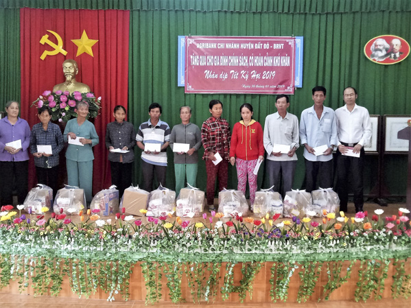 Hội viên nông dân huyện Đất Đỏ được nhận quà Tết do Agribank Đất Đỏ trao tặng.
