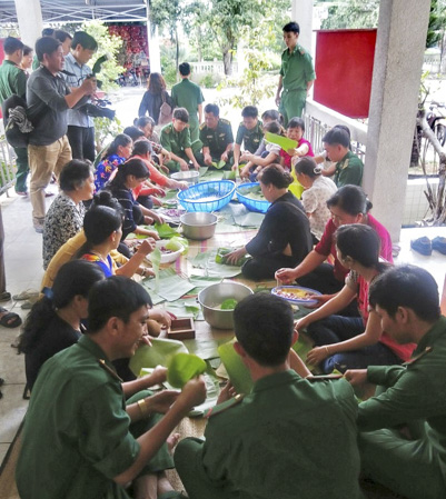 Cán bộ, chiến sĩ Đồn Biên phòng Côn Đảo cùng các đơn vị kết nghĩa gói bánh chưng chuẩn bị Tết trong chương trình Xuân Chiến sĩ năm 2019.