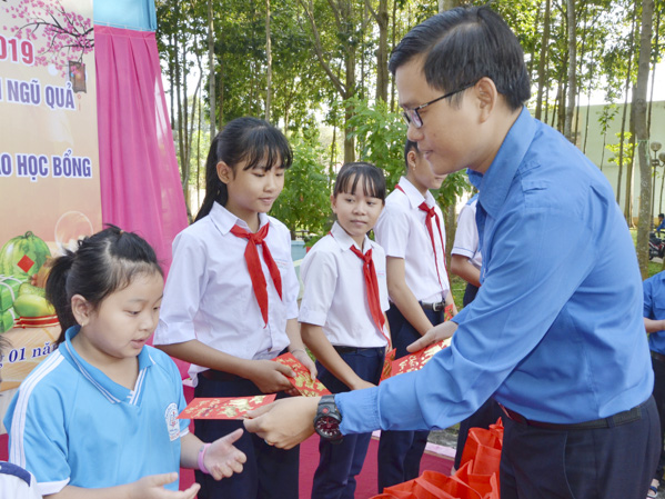 Anh Trần Thanh Quân, Trưởng Ban Phong trào Tỉnh Đoàn trao học bổng cho HS nghèo vượt khó xã Hòa Long, TP. Bà Rịa. Ảnh: MINH NHÂN