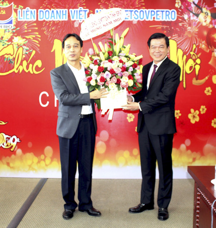 Đồng chí Nguyễn Hồng Lĩnh tặng hoa chúc mừng Liên doanh Việt - Nga Vietsovpetro.