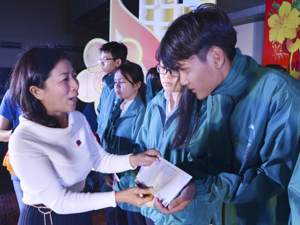 Đại diện DIC GROUP trao học bổng cho HS-SV nghèo vượt khó.