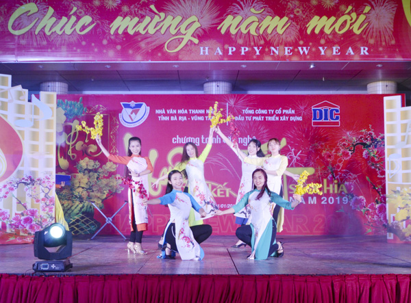 Tiết mục múa “Hạnh phúc xuân ngời” do nhóm The Queen biểu diễn.
