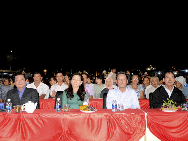 Lãnh đạo và người dân huyện Đất Đỏ theo dõi chương trình nghệ thuật mừng Đảng - mừng Xuân.