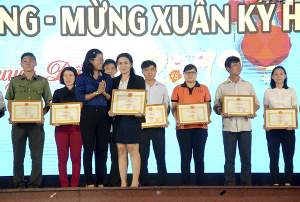 Bà Nguyễn Thị Cẩm Yến, Ủy viên Ban Thường vụ Huyện ủy, Chủ tịch UBMTTQVN huyện Đất Đỏ trao giải nhất phần thi ẩm thực cho đại diện khách sạn Bella Vita.