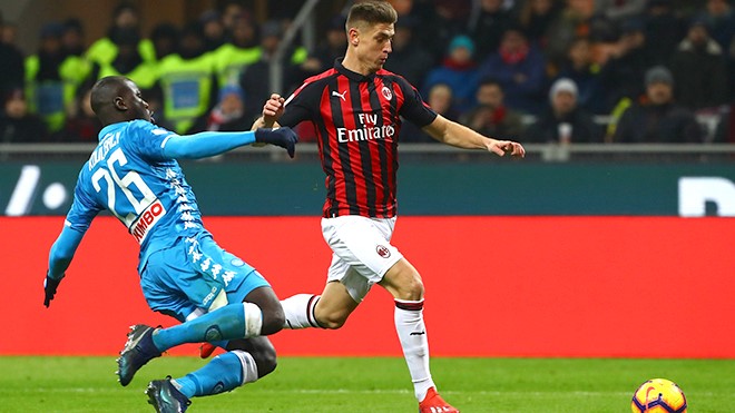 Piatek đã khiến các hậu vệ Napoli vất vả sau khi vào sân.