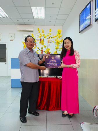 Vietravel Chi nhánh Vũng Tàu vừa trao giải thưởng là chiếc smart tivi 43inch, hiệu Sony cho người thân khách hàng Trần Thị Quỳnh Như (ảnh), trú phường Phước Nguyên, TP. Bà Rịa. Chị Như đăng ký tour Miền Trung trong chương trình khuyến mại Xuân dành riêng cho khách hàng tại BR-VT của Vietravel Chi nhánh Vũng Tàu. 