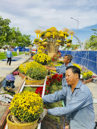Công nhân Công ty CP môi trường - đô thị Bà Rịa chăm chút từng chậu hoa trong các tiểu cảnh trên đường hoa Phạm Văn Đồng.