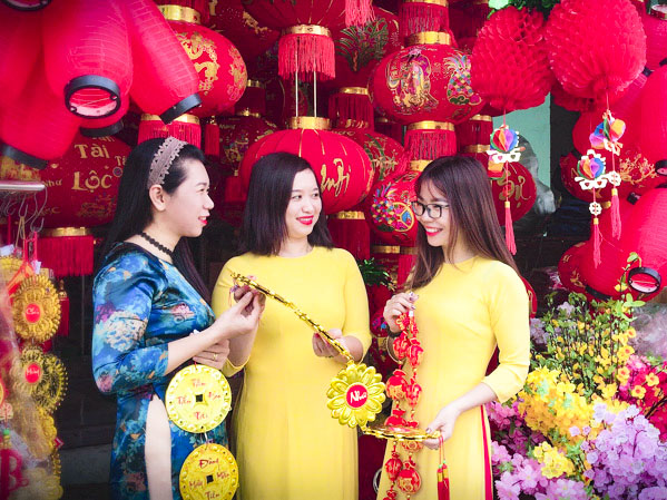 Nhiều chị em xúng xính áo dài chụp ảnh với đèn lồng tại nhà sách Hải Ngân (326 Bình Giã, TP. Vũng Tàu) dịp giáp Tết.