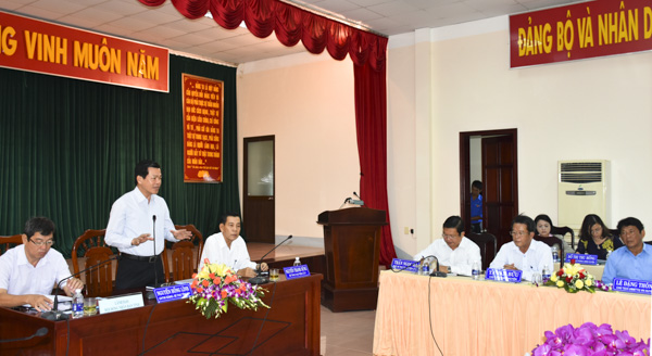 Đồng chí Nguyễn Hồng Lĩnh, Bí thư Tỉnh ủy làm việc với lãnh đạo huyện Đất Đỏ về tình hình KT-XH của huyện. Ảnh: PHÚC LƯU