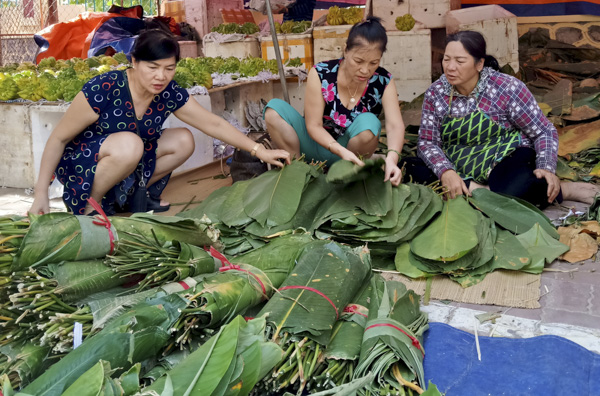 Người dân chọn mua lá dong tại chợ Năm Tầng  (TP. Vũng Tàu).