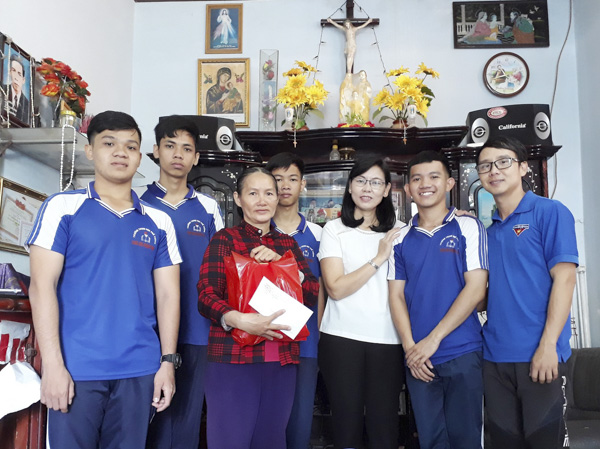 ĐVTN trao học bổng và quà Tết cho gia đình em Trịnh Đoàn Tuấn Tú  (lớp 11A1, Trường THPT Long Hải - Phước Tỉnh). Ảnh: MINH NHÂN