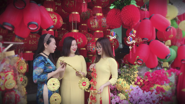Chị em xúng xính áo dài chụp ảnh với đèn lồng tại nhà sách Hải Ngân (326 Bình Giã, TP. Vũng Tàu) dịp giáp Tết.