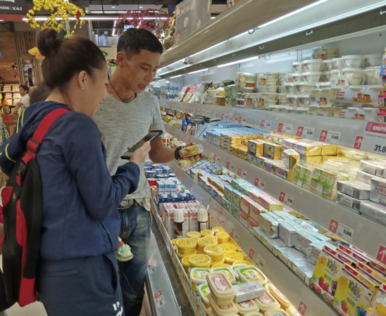 Người dân mua sắm Tết tại Siêu thị Lotte Mart Vũng Tàu.
