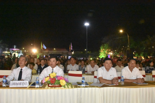 Các đại biểu tham dự buổi khai mạc Hội vui Xuân huyện Long Điền.