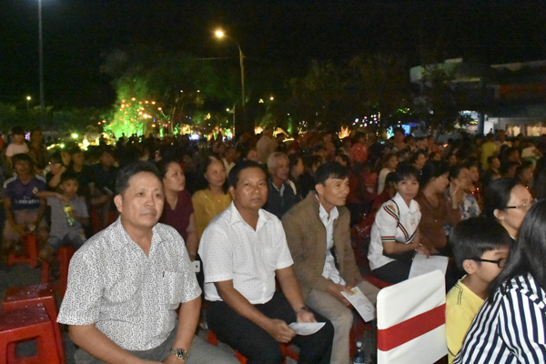 Người dân tham dự buổi khai mạc Hội vui Xuân huyện Long Điền.