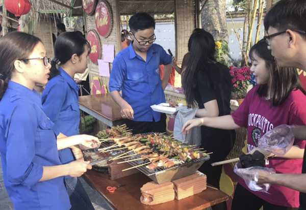 Các bạn đoàn viên thanh niên nấu ăn tại khu ẩm thực.
