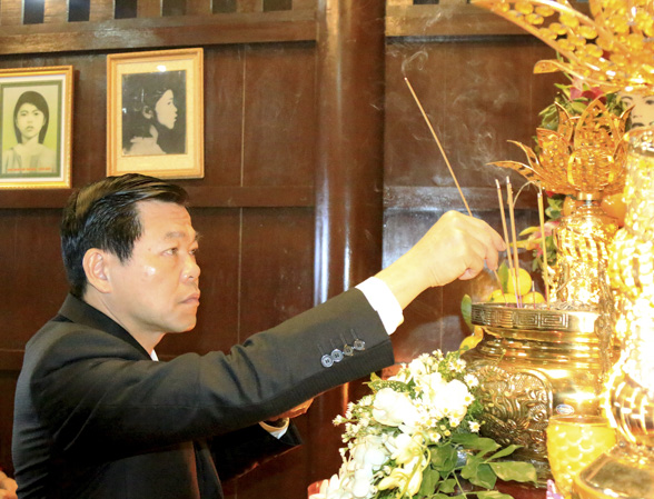 Đồng chí Nguyễn Hồng Lĩnh, Ủy viên Trung ương Đảng, Bí thư Tỉnh ủy, Chủ tịch HĐND tỉnh dâng hương tại Nhà lưu niệm Võ Thị Sáu.