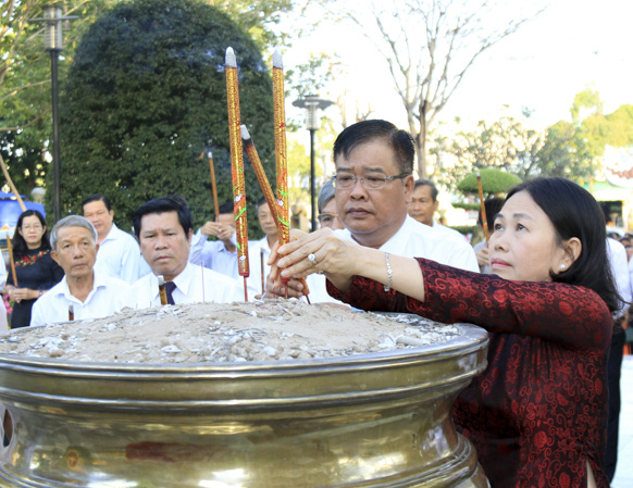 Đồng chí Nguyễn Thị Yến, Phó Bí thư Thường trực Tỉnh ủy, Trưởng Đoàn ĐBQH tỉnh và đồng chí Nguyễn Văn Trình, Chủ tịch UBND tỉnh dâng hương tưởng nhớ Anh hùng liệt sĩ Võ Thị Sáu.