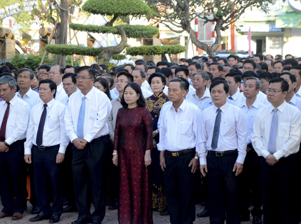 Các đồng chí lãnh đạo tỉnh; lãnh đạo các sở, ngành, địa phương; nguyên lãnh đạo tỉnh và thân nhân Anh hùng liệt sĩ Võ Thị Sáu tưởng niệm chị Võ Thị Sáu. 