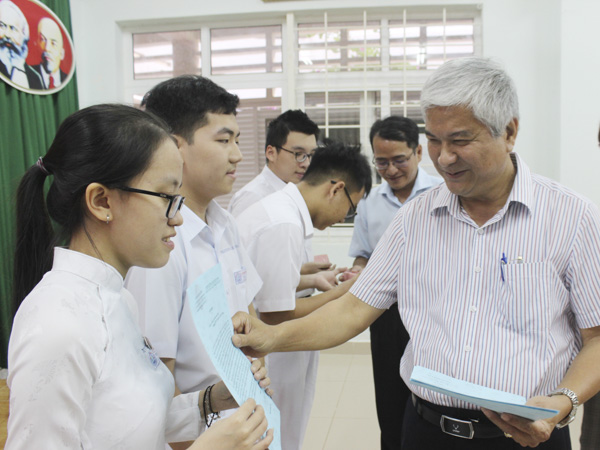 HS gioi QG 5: Đồng chí Nguyễn Thanh Giang, Giám đốc Sở GD-ĐT trao Thư khen của đồng chí Nguyễn Hồng Lĩnh, Ủy viên Trung ương Đảng, Bí thư Tỉnh ủy, Chủ tịch HĐND tỉnh cho đại diện các em HS đạt giải.