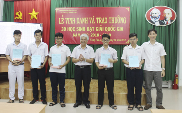 Đồng chí Nguyễn Thanh Giang, Giám đốc Sở GD-ĐT trao Thư khen của đồng chí Nguyễn Hồng Lĩnh, Ủy viên Trung ương Đảng, Bí thư Tỉnh ủy, Chủ tịch HĐND tỉnh cho các HS đoạt giải.